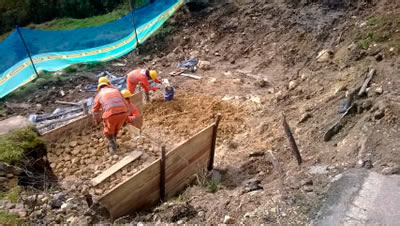 Construcción de muro en gavión vía Choachí kilómetro 10