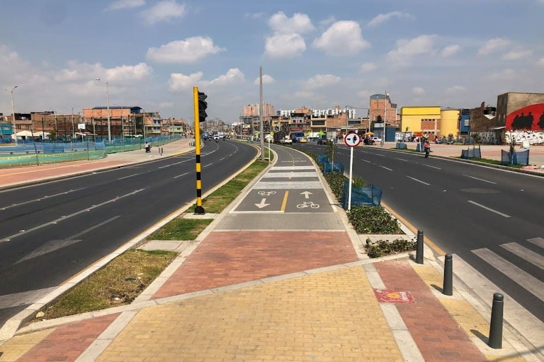Fotografía de la ciclorruta de la avenida guayacanes con dos carriles para vehículos en cada costado 