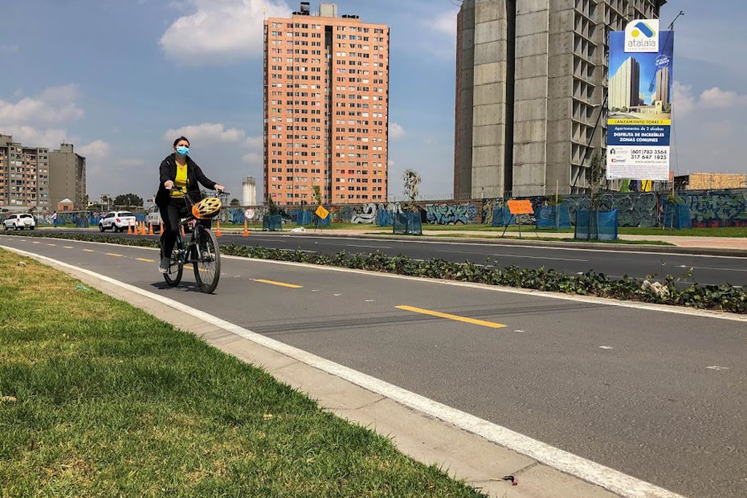 Cicloruta en la ciudad de Bogotá con una usuaria en bicicleta 
