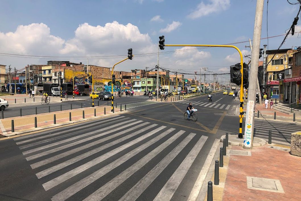 Intersección de una avenida de bogotá, con cicloruta y cebra