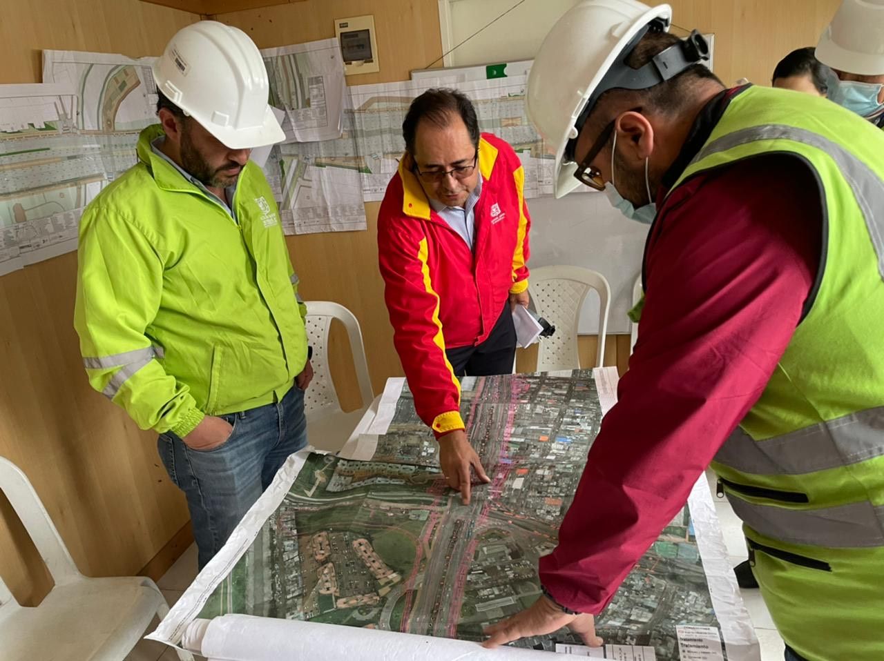 Foto del  director del IDU, Diego Sánchez Fonseca revisando planos 