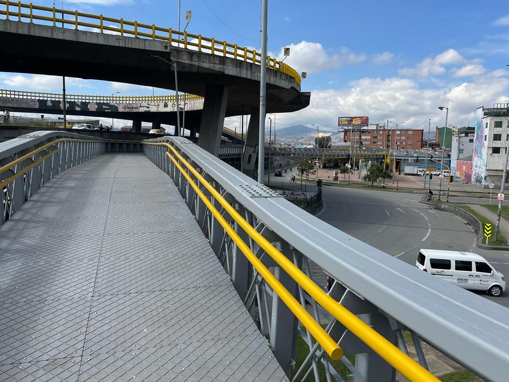 Puente peatonal de la NQS