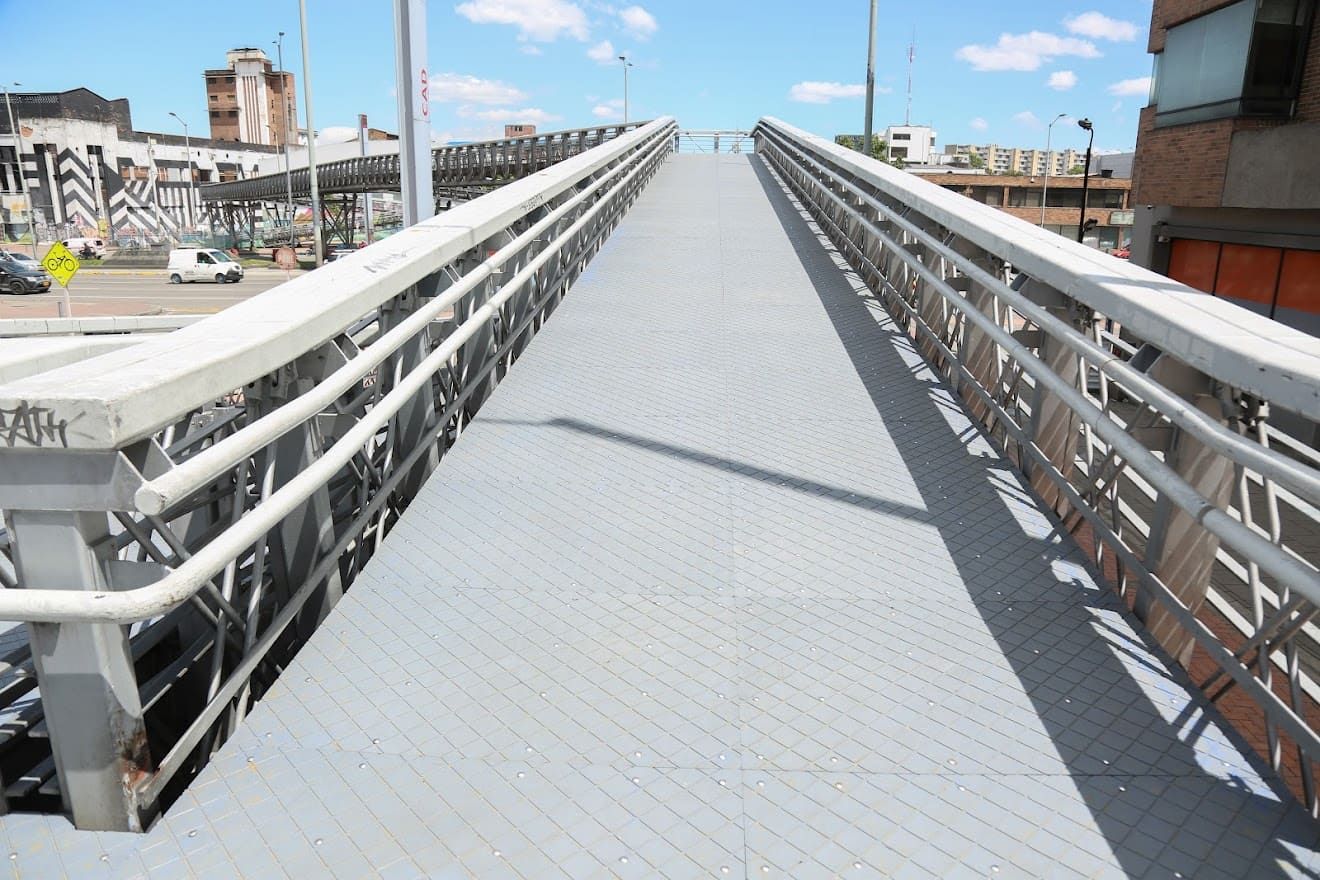 fotografía puente peatonal