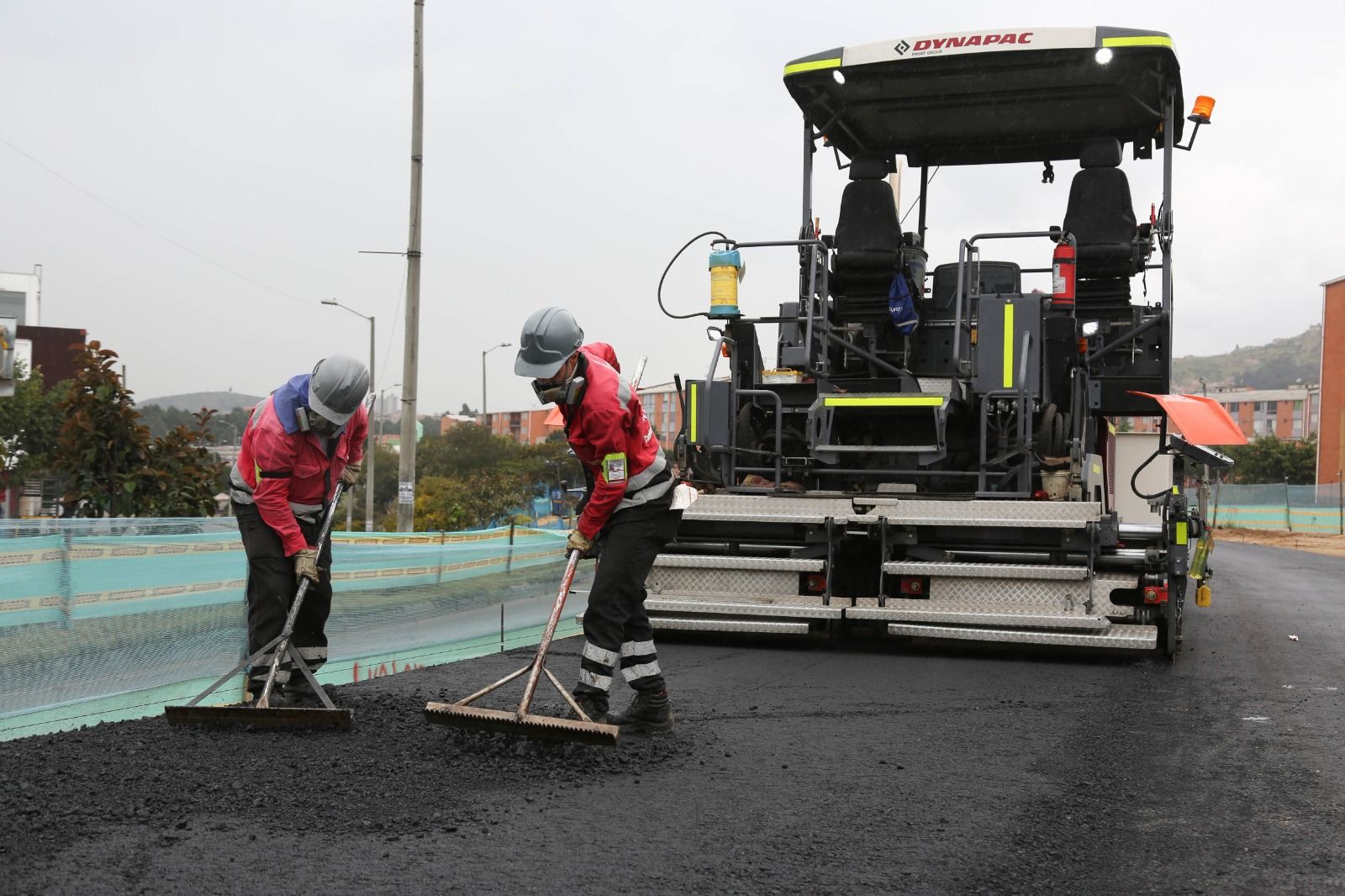 Trabajadores de obra en mantenimiento vial 
