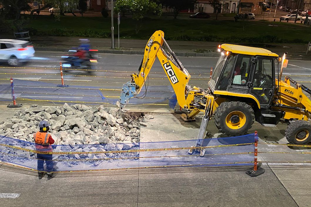 Fotografía del mantenimiento de la malla vial en Bogotá por el IDU