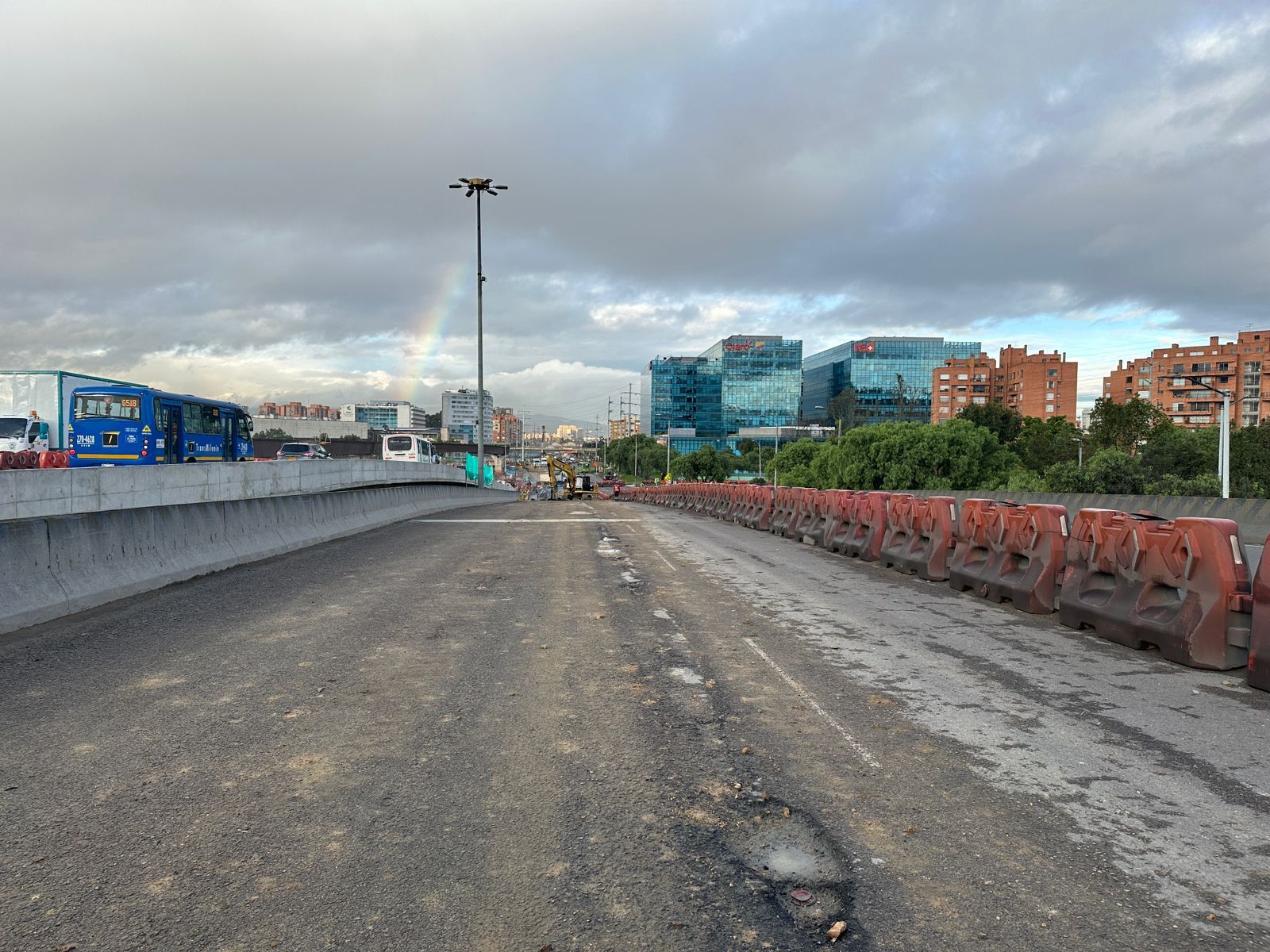 Fotografia costado occidental del puente vehicular de la avenida 68 con calle 26