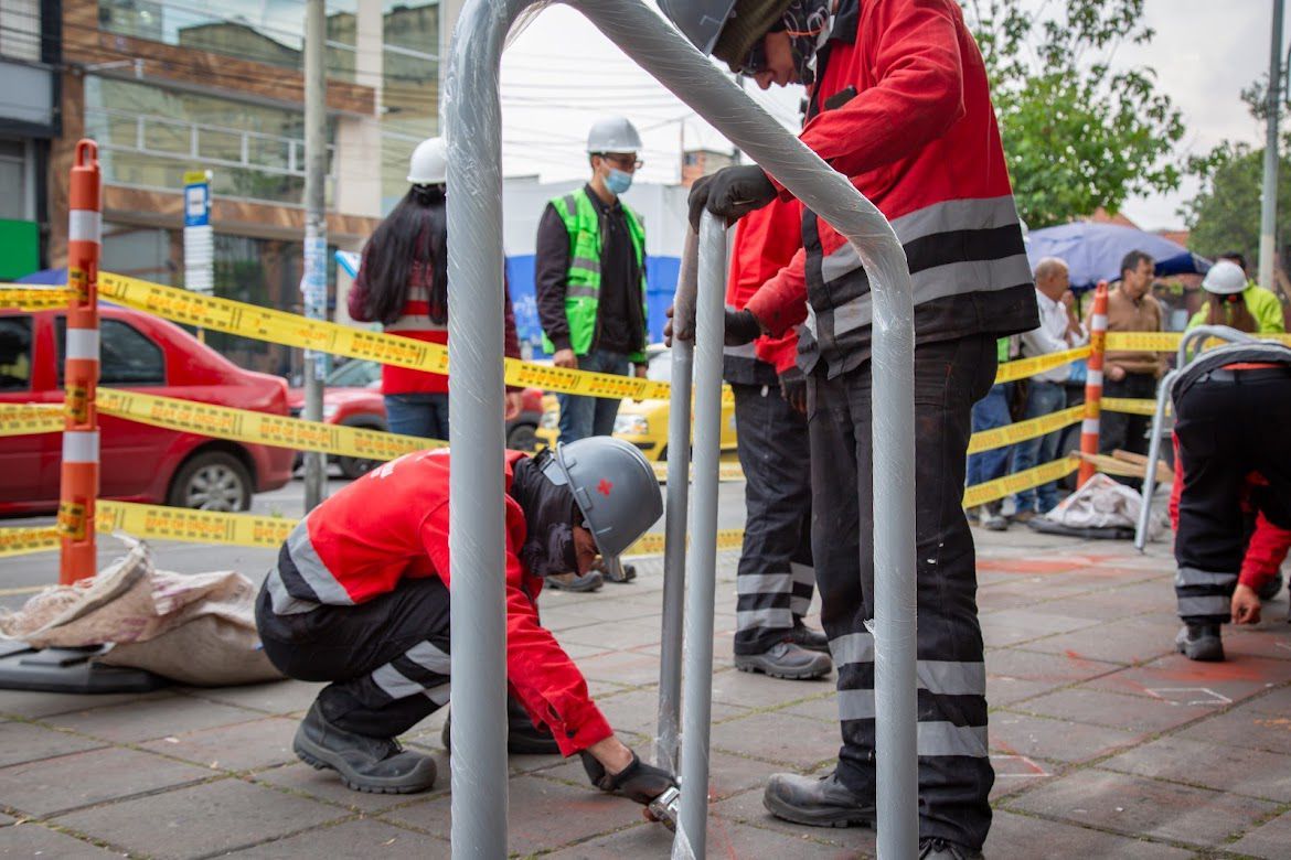 Trabajadores de obra realizando actividades de construcción 