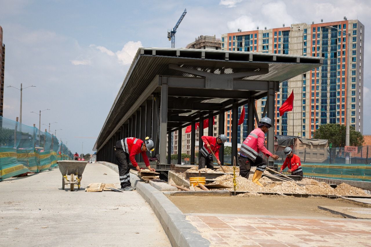 trabajadores en obras de estación de transmilenio 