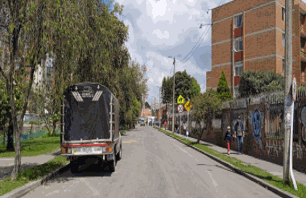 Fotografía de la carrera 54. Se ve una calle con un camión y personas transitando en el andén