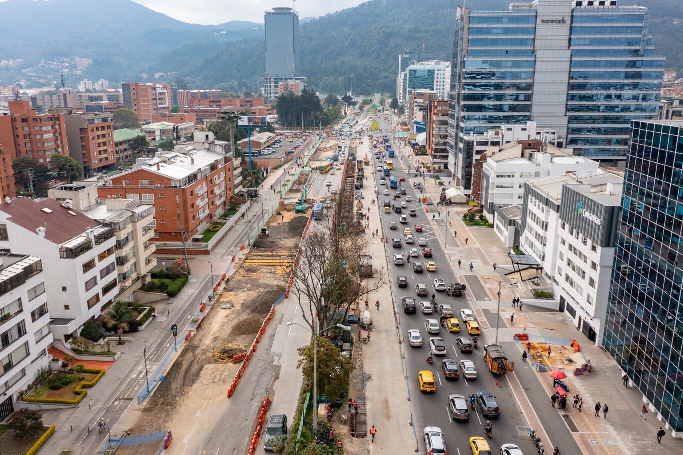 Vista aérea de la construcción de la av. 68. Al centro se ven los avances de las obras y a los costados los carros que transitan por la zona