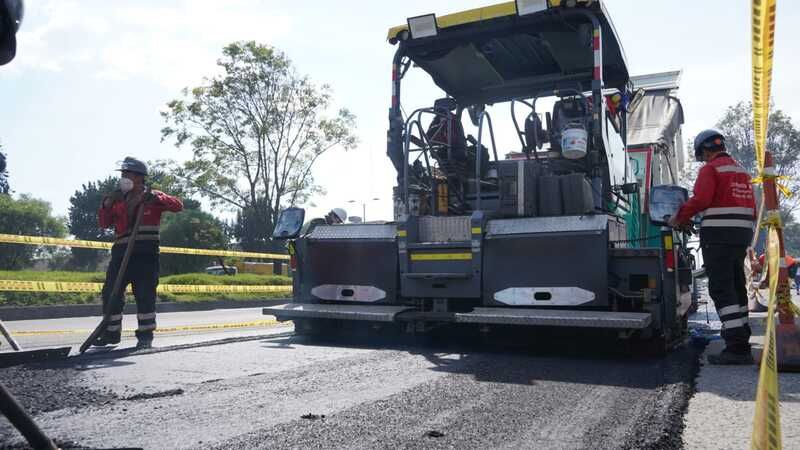 Maquinaria pesada durante el proceso de arreglo de malla vial