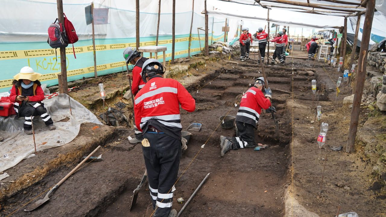 Imagen de trabajadores del idu en obra con arqueologia 
