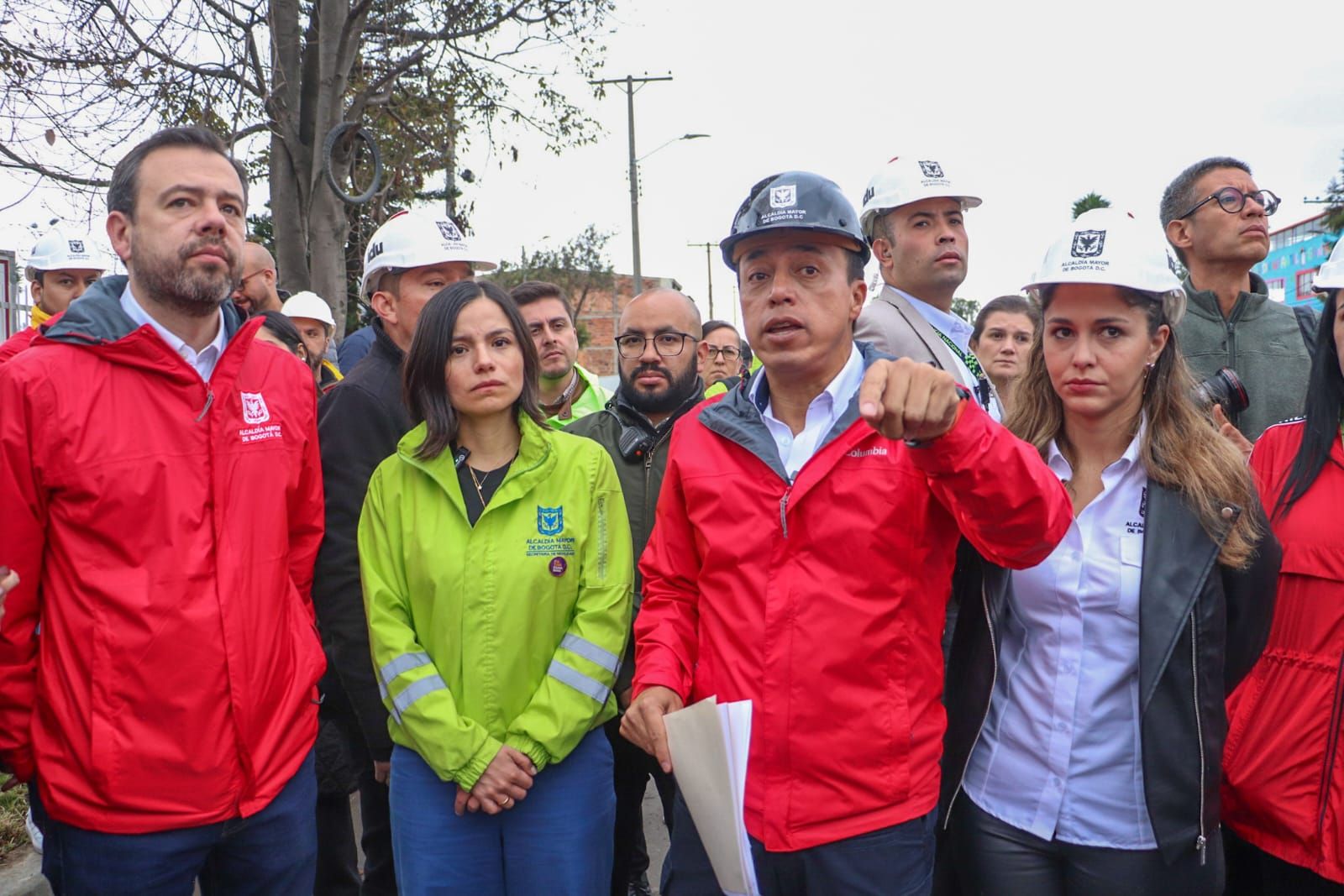 Alcalde, Carlos Fernando Galán, Claudia Díaz, secretaria de movilidad, y Orlando Molano, director del IDU, conversan con la ciudadanía