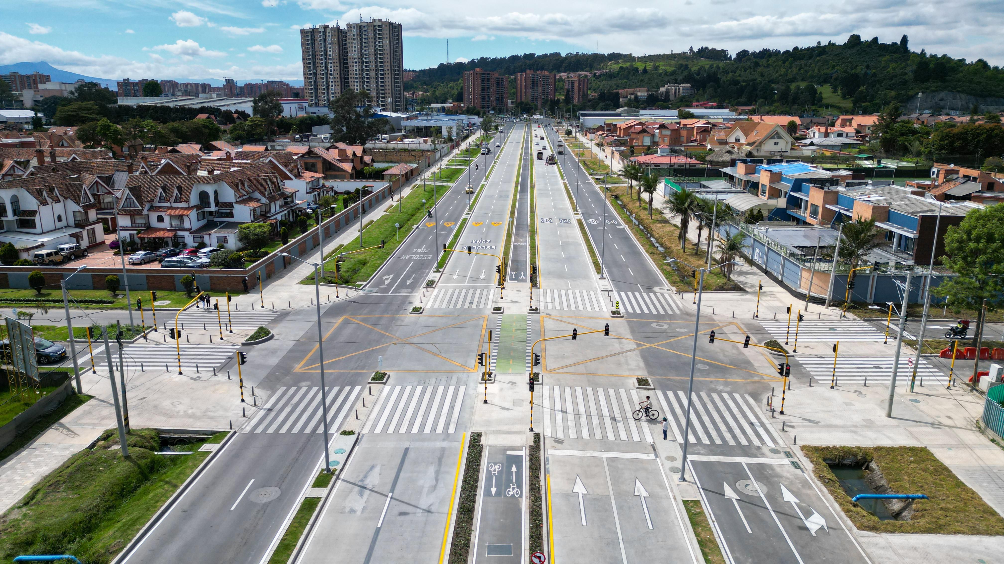 Panorámica de la extenmsión de la av. Boyacá con la ciclorruta demarcada y en uso