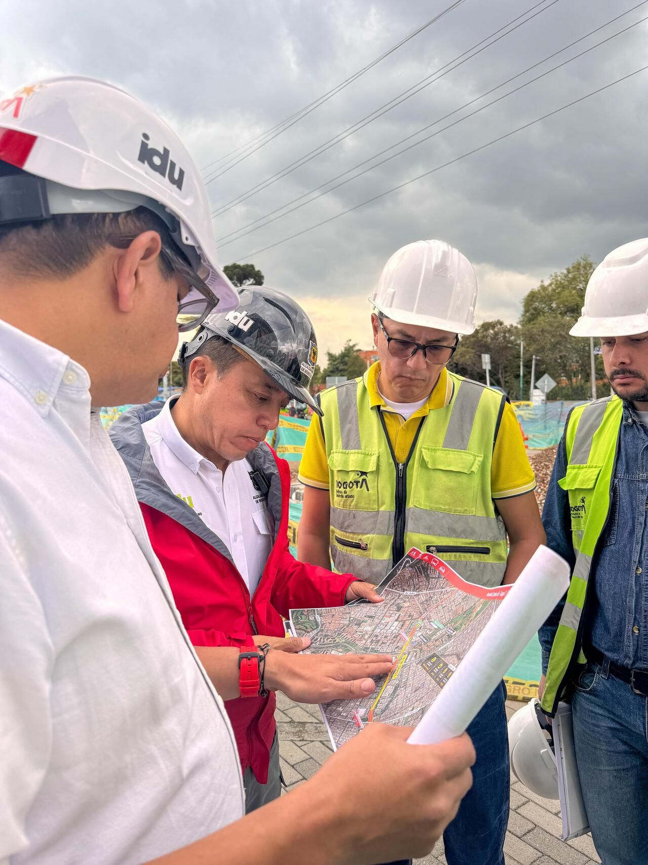 Director Orlando Molano revisando planos del avance de obra  de la troncal av. 68 grupo 7  junto a ingenieros