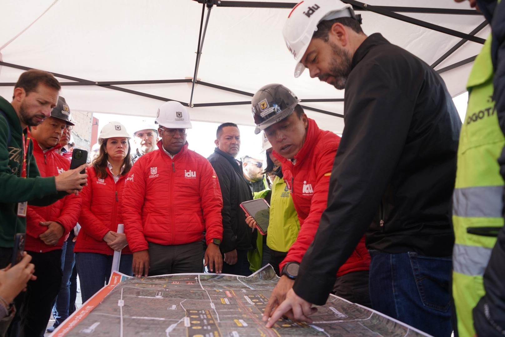 El alcalde, Carlos Fernando Galán, y el director del IDU, Orlando Molano, revisan sobre mapa las 17 obras que se adelantan en la autopista Norte