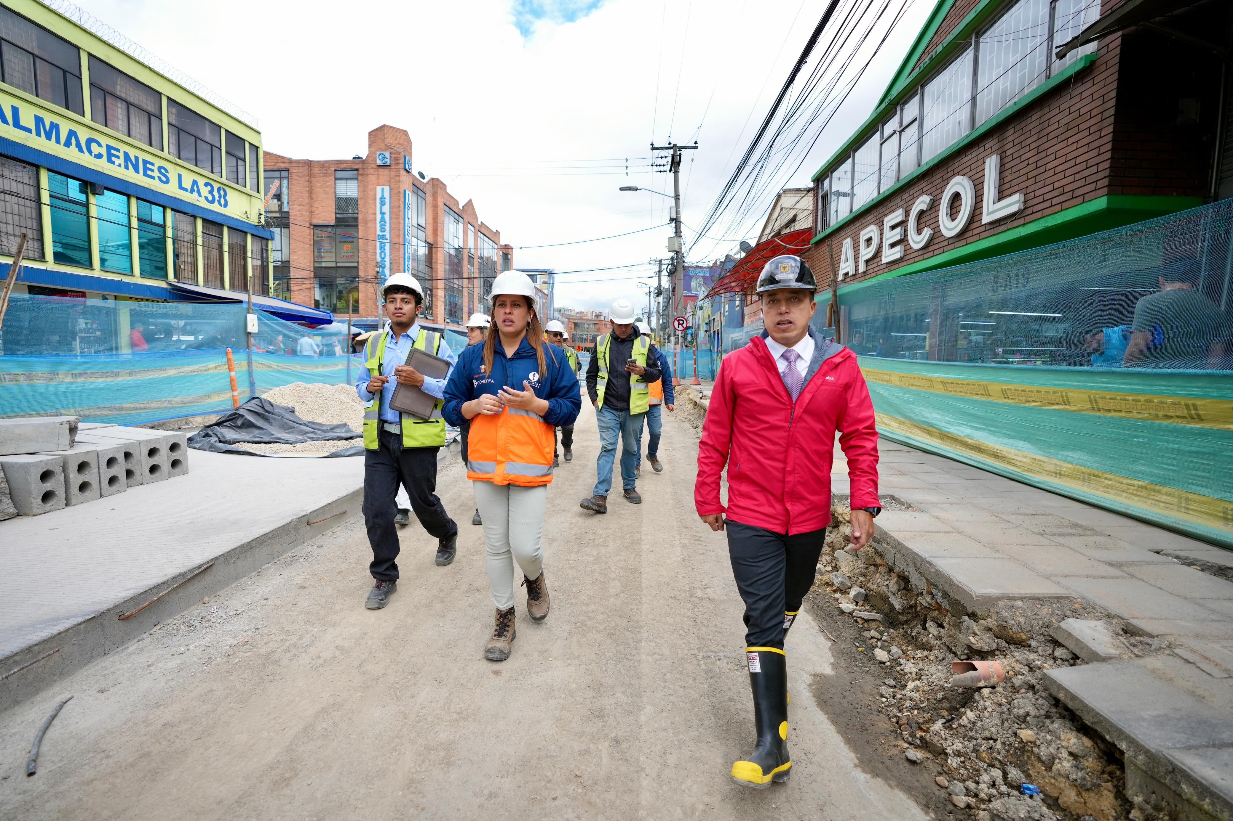El director del IDU, Orlando Molano, verifica el avance de las obras en el proyecto de recontrucción de vías en las Zonas Industriales de Puente Aranda