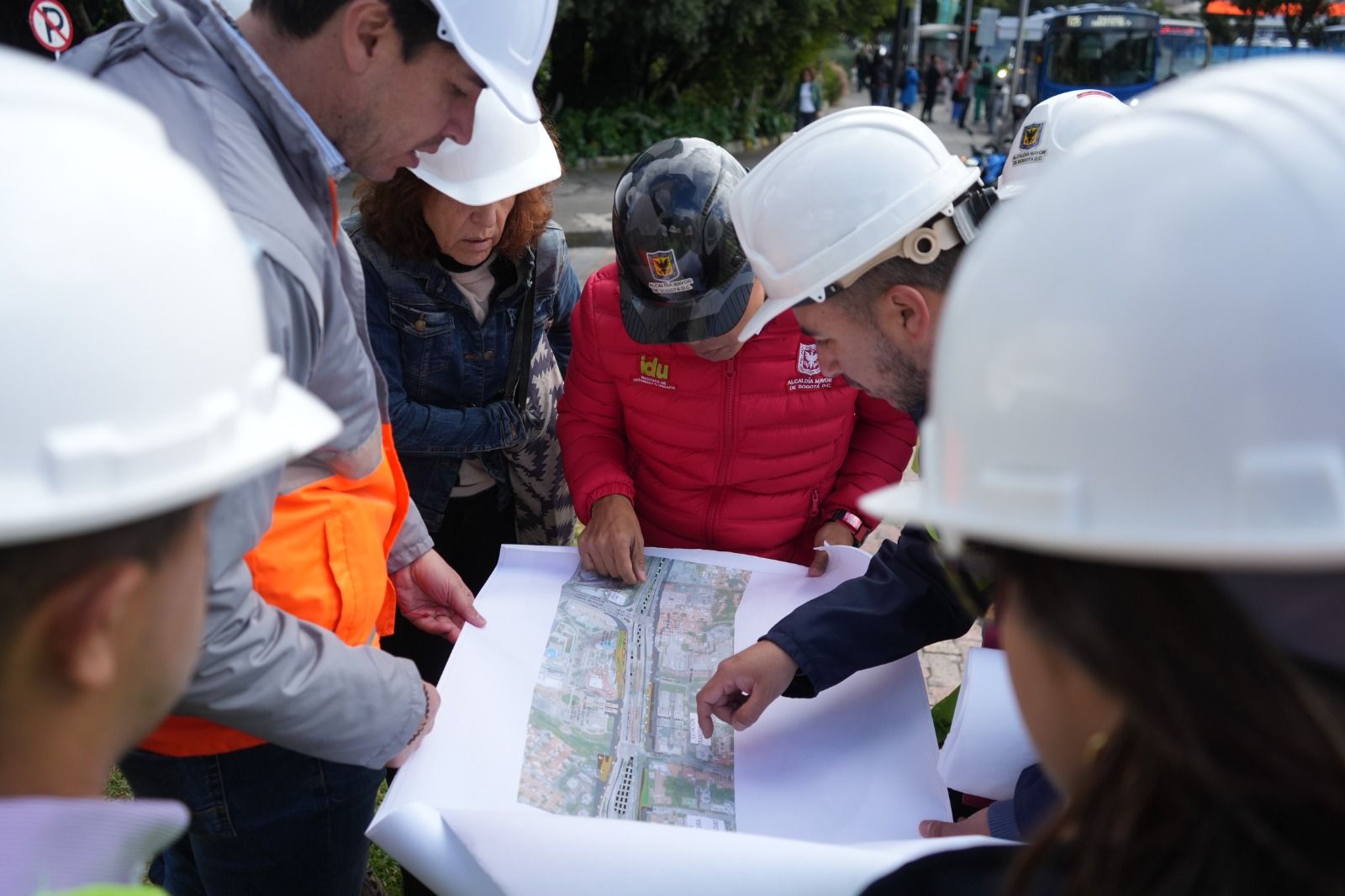 Equipo técnico del IDU analiza los planos del proyecto del grupo 1 del Corredor Carrera Séptima en terreno.