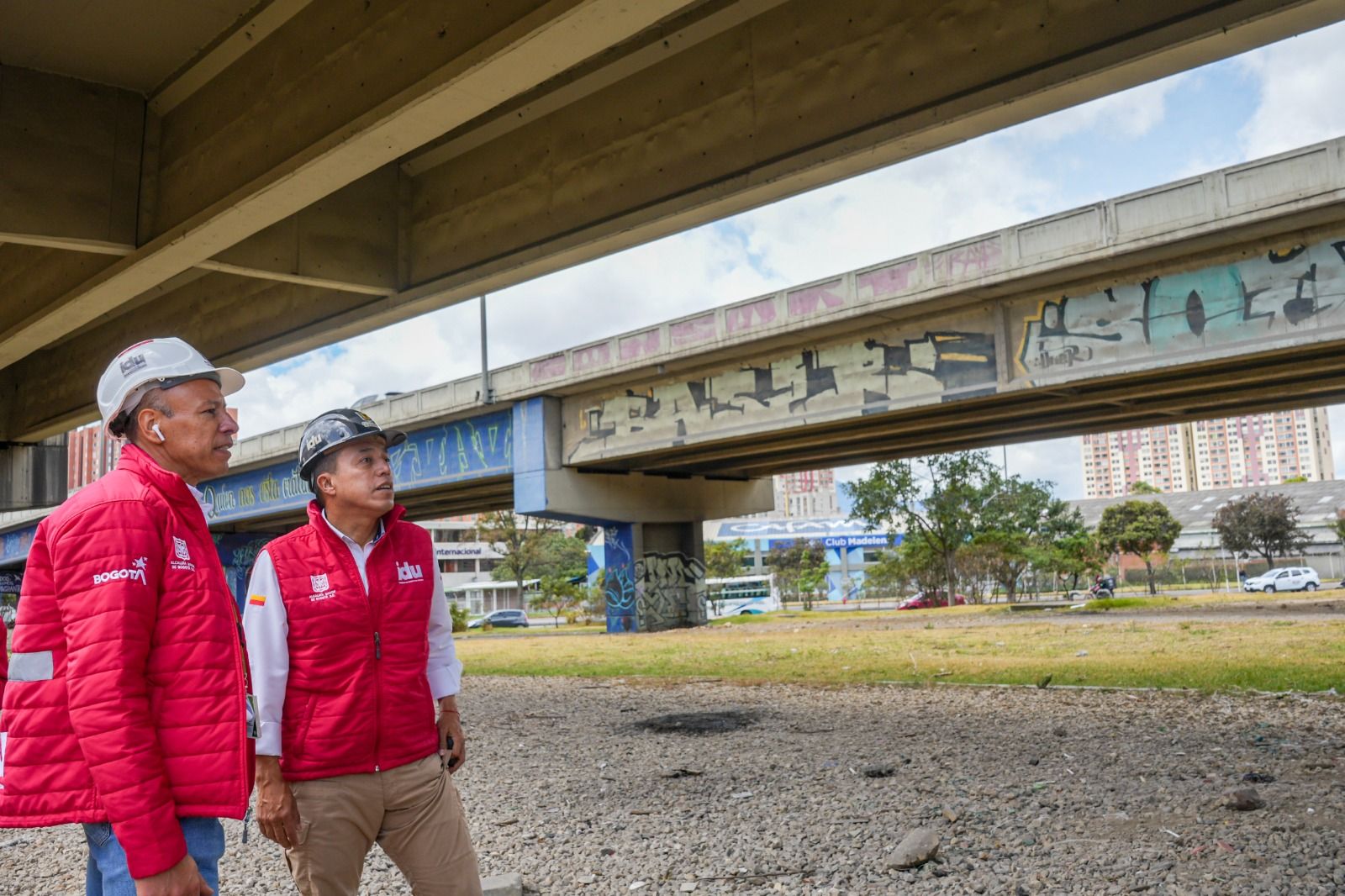 Director del IDU lidera la verificación del estado estructural de los puentes de Bogotá luego del sismo del 10 de agosto.