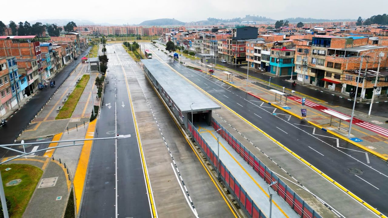 Vista aérea de una nueva estación de TransMilenio en la avenida Ciudad de Cali con carriles exclusivos y calzadas terminadas.