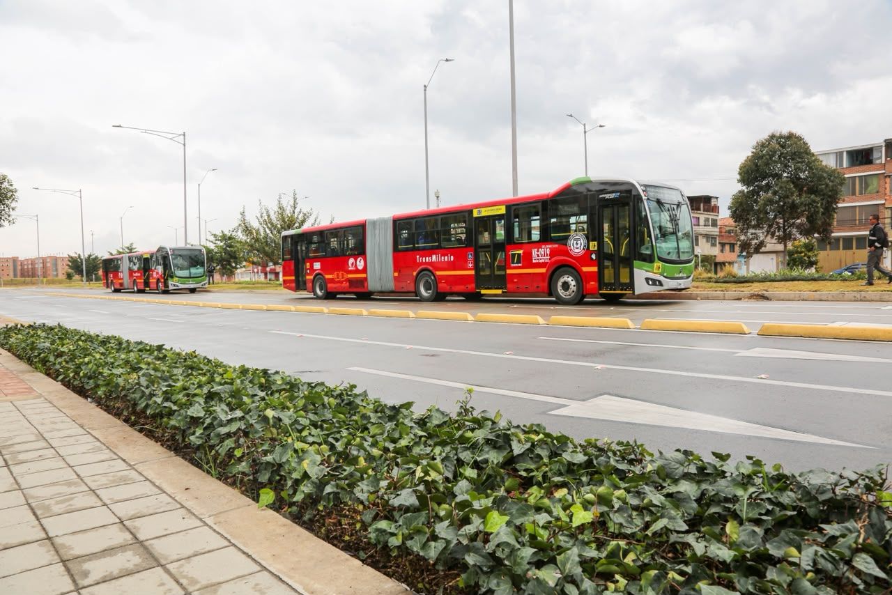 Entran en operación los buses de TransMilenio por el nuevo corredor del IDU en la avenida Ciudad de Cali en Bosa.