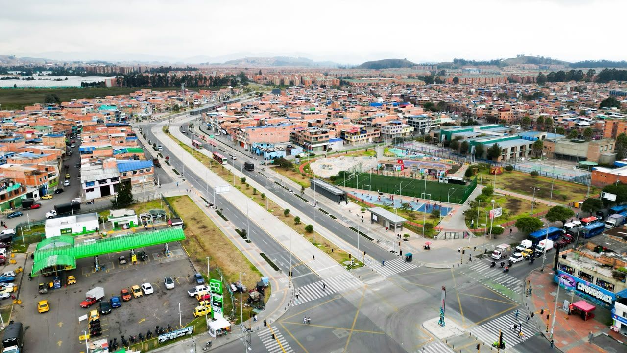 Panorámica aérea de la avenida Ciudad de Cali mostrando el corredor de TransMilenio, zonas verdes y barrios residenciales de Bosa.