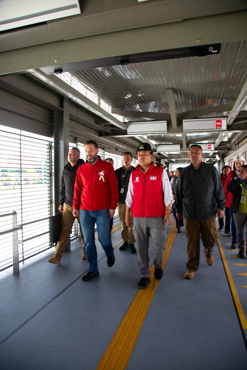 El alcalde Carlos Fernando Galán y el director del IDU, Orlando Molano, recorren el interior de una nueva estación de TransMilenio en Bosa.