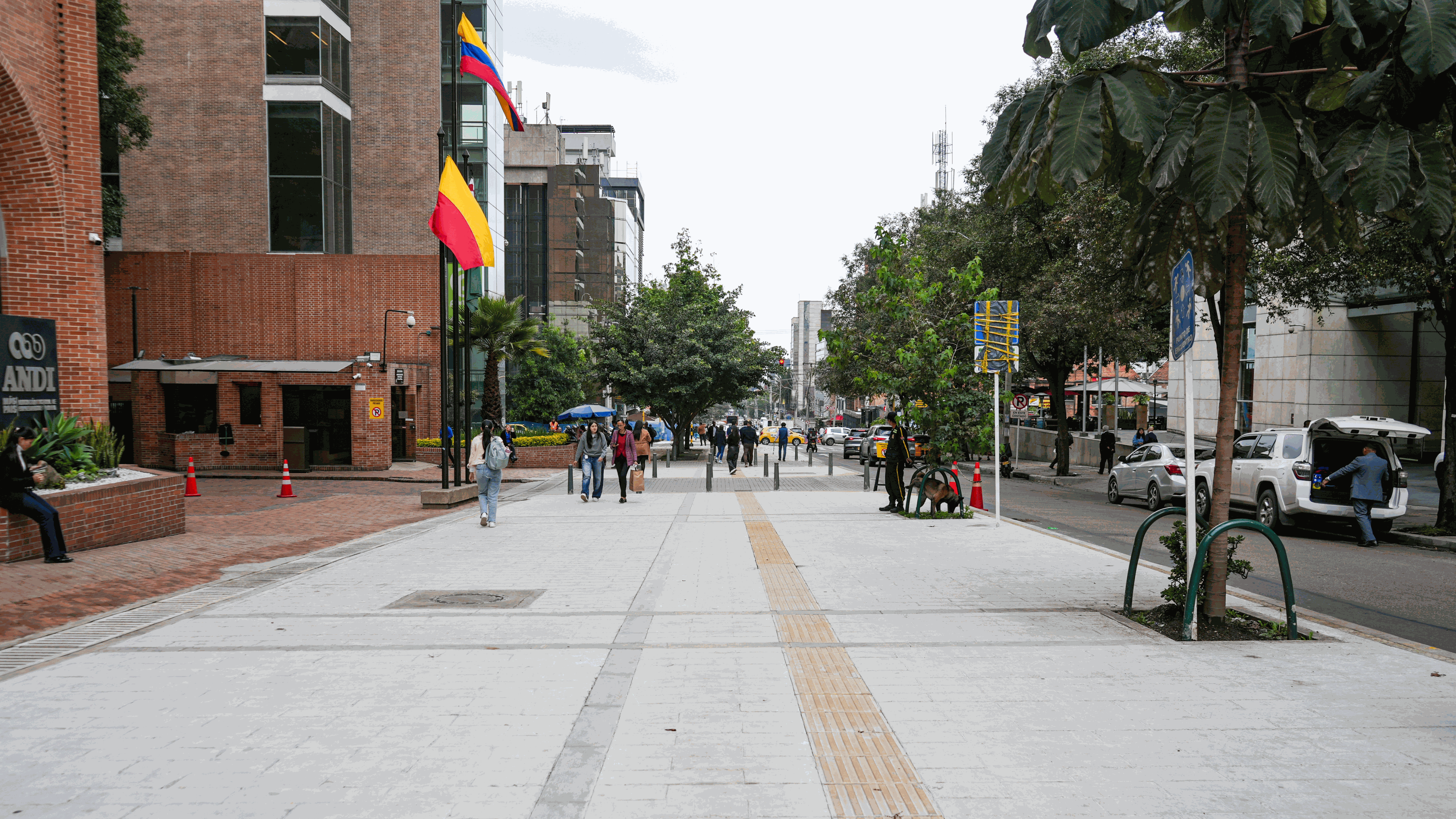 Vías y espacio público zonas industriales de Montevideo y Puente Aranda Grupo 1