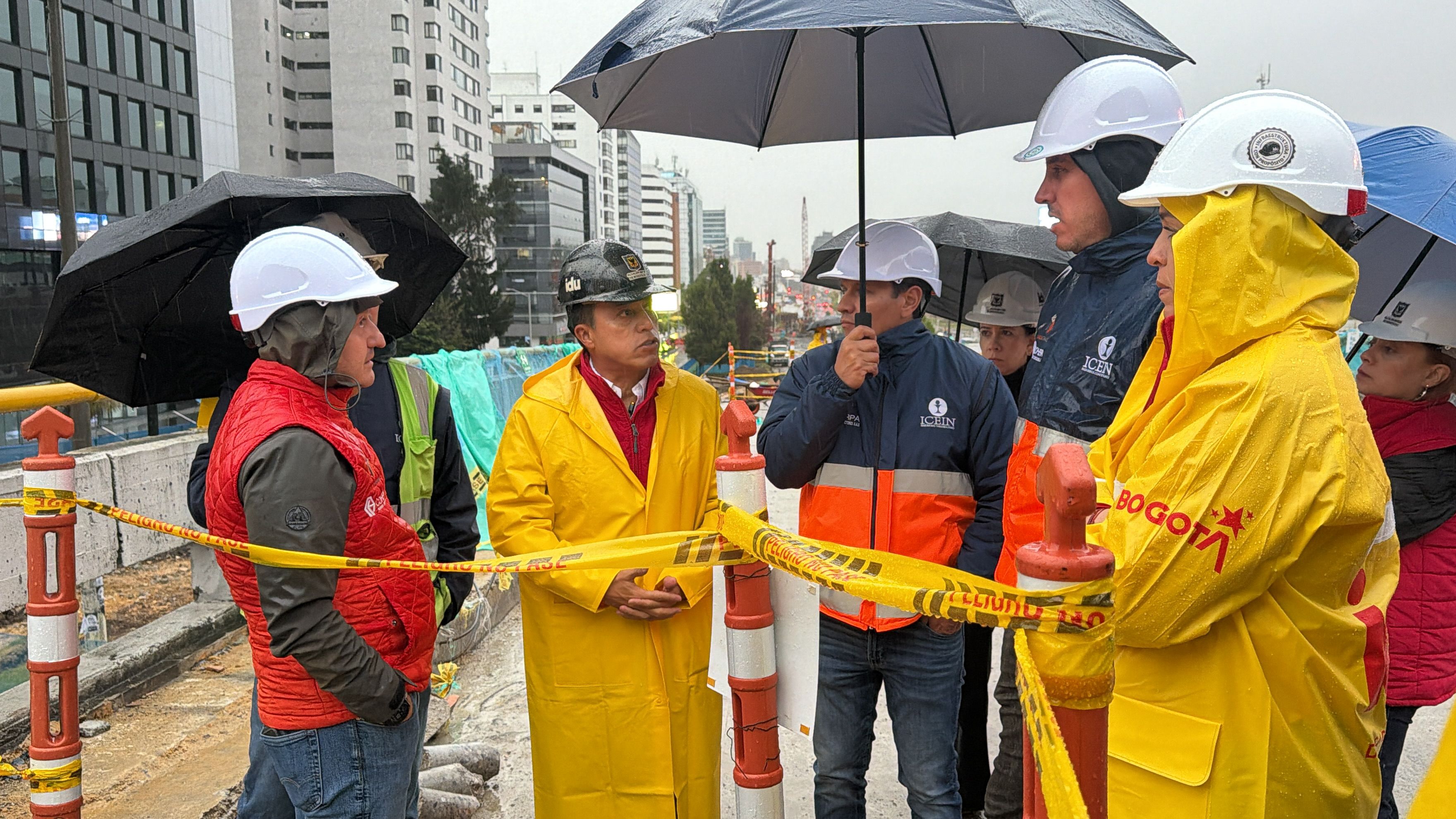 Orlando Molano, director del IDU, evalua la situación del desmonte del puente de la carrera Séptima con calle 100 ante las lluvias.